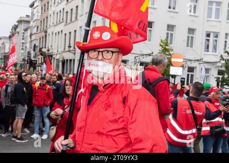 Brüssel, Belgien Oktober 2023. Nicolas Landemard/Le Pictorium - gewerkschaftliche Demonstration gegen die Reform des Streikrechts - 05/10/2023 - Belgien/Brüssel - rund 15.000 Menschen (Quelle: Gewerkschaften) marschierten heute in der belgischen Hauptstadt gegen die von Minister Vincent Van Quickenborne vorgeschlagene Reform des Demonstrationsrechts. Quelle: LE PICTORIUM/Alamy Live News Stockfoto