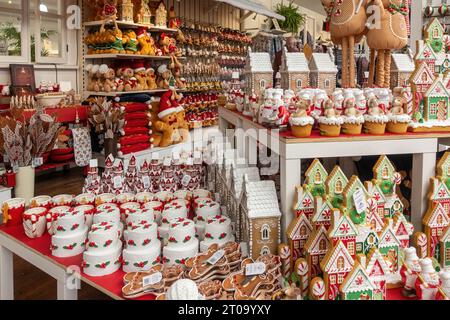 Weihnachtsdekoration zum Verkauf in einem Gartencenter im Oktober, England, Großbritannien Stockfoto