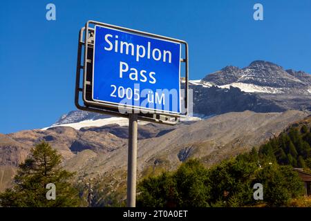 Berühmter Simplon Pass, alt. 2005 m. Schweiz. Der Simplonpass ist eine wichtige Route durch die Alpen, die die Schweiz und Italien zwischen Brig verbindet Stockfoto