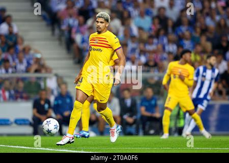 Ronald Araújo (FC Barcelona) in der UEFA Champions League Gruppe H, Spiel 2, Spiel zwischen dem FC Porto und dem FC Barcelona Stockfoto