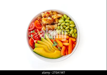Vegetarische Poke Schüssel mit Lachs isoliert auf weißem Hintergrund. Draufsicht. Hochwertige Fotos Stockfoto