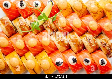 Gemischtes Sushi, großes Set, Nahaufnahme Hintergrund. Eine Auswahl an japanischem Sushi mit Thunfisch, Krabben, Lachs, Aal und Brötchen. Draufsicht. Hochwertige Fotos Stockfoto