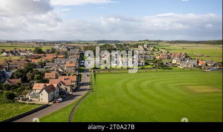 Blick auf die Stadt Bamburgh von der Stadtmauer von Bamburgh Castle, Bamburgh, Northumberland, Großbritannien am 25. September 2023 Stockfoto
