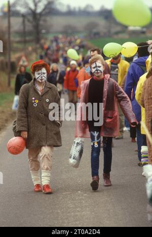 Von Aldermaston nach Greenham Common Karfreitag Ostern 1983. Friedensdemonstratoren bildeten eine Menschenkette, die sich 22 Meilen erstreckte. Sie säumten eine Route entlang dessen, was die Demonstranten „Nuclear Valley“ in Berkshire nennen. Die Kette begann am amerikanischen Luftwaffenstützpunkt Greenham Common, passierte das Atomforschungszentrum Aldermaston und endete in der Kampfmittelfabrik in Burghfield. Mädchen mit Gesichtsfarbe CND-Symbol. HOMER SYKES AUS DEN 1980ER JAHREN Stockfoto