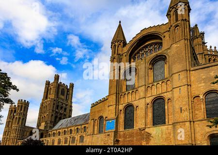 Die Sonnenuhr auf der Südseite der Ely Cathedral, Cambridgeshire, England. Die griechische Inschrift „Kairon Gnothi“ bedeutet „Wählen Sie den richtigen Moment“. Stockfoto