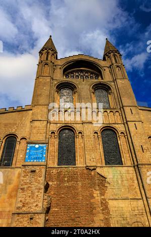 Die Sonnenuhr auf der Südseite der Ely Cathedral, Cambridgeshire, England. Die griechische Inschrift „Kairon Gnothi“ bedeutet „Wählen Sie den richtigen Moment“. Stockfoto