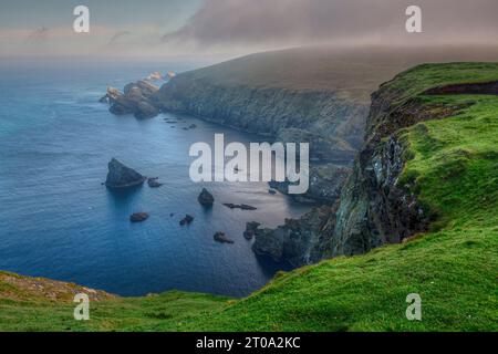 Die dramatische Küste der Hermaness auf Unst, Shetland Islands. Stockfoto