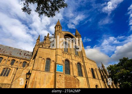 Die Sonnenuhr auf der Südseite der Ely Cathedral, Cambridgeshire, England. Die griechische Inschrift „Kairon Gnothi“ bedeutet „Wählen Sie den richtigen Moment“. Stockfoto