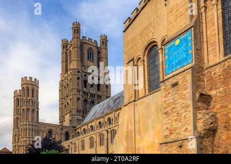 Die Sonnenuhr auf der Südseite der Ely Cathedral, Cambridgeshire, England. Die griechische Inschrift „Kairon Gnothi“ bedeutet „Wählen Sie den richtigen Moment“. Stockfoto