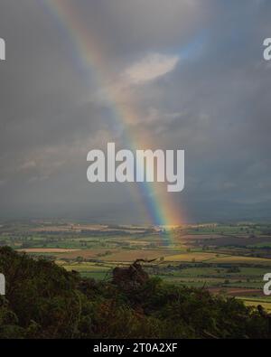 Simonside Hügel und Felsen. Blick auf die Cheviots. Northumberland. Stockfoto