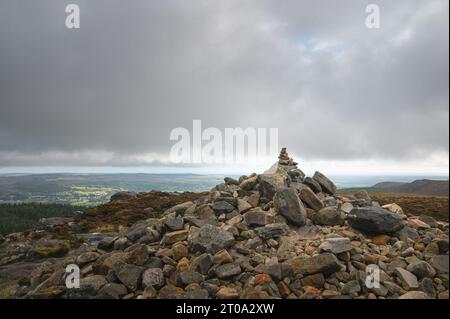 Simonside Hügel und Felsen. Blick auf die Cheviots. Northumberland. Stockfoto