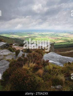 Simonside Hügel und Felsen. Blick auf die Cheviots. Northumberland. Stockfoto