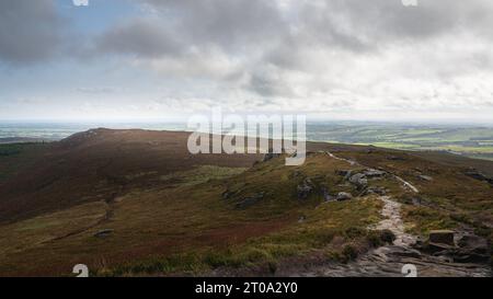 Simonside Hügel und Felsen. Blick auf die Cheviots. Northumberland. Stockfoto