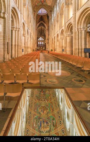 Blick auf das imposante Kirchenschiff mit seinem mobilen Spiegel, um das Dach der Ely Cathedral, Cambridgeshire, England, Großbritannien, zu sehen Stockfoto