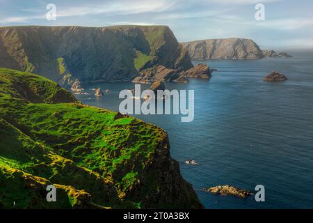 Die dramatische Küste der Hermaness auf Unst, Shetland Islands. Stockfoto