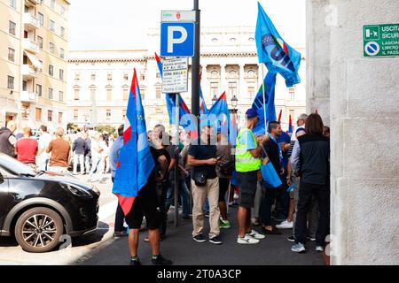 Triest, Italien - 03. September 2022: Demonstranten mit Fahnen der italienischen Gewerkschaft UIL und UILM während der Demonstration gegen die Entlassungen von Arbeitnehmern Stockfoto