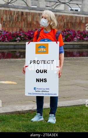 Bristol - NHS-Mitarbeiter und Mitglieder der Öffentlichkeit nehmen an einem Protest für NHS Patientensicherheit, Pay Justice und ein Ende der Privatisierung protestmarsch Teil. Stockfoto