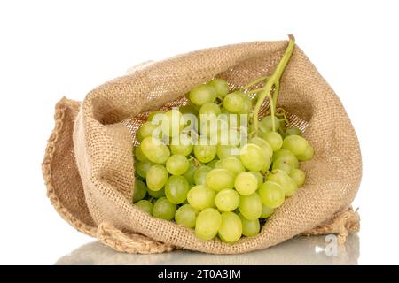 Ein Haufen süßer Trauben in einem Jutesack, Makro, isoliert auf weißem Hintergrund. Stockfoto