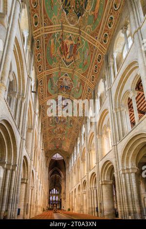 Blick entlang des imposanten Kirchenschiffs der Ely Cathedral, Cambridgeshire, England, Großbritannien Stockfoto