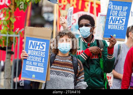 Bristol - NHS-Mitarbeiter und Mitglieder der Öffentlichkeit nehmen an einem Protest für NHS Patientensicherheit, Pay Justice und ein Ende der Privatisierung protestmarsch Teil. Stockfoto