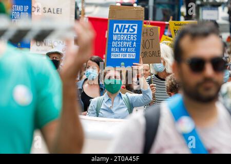 Bristol - NHS-Mitarbeiter und Mitglieder der Öffentlichkeit nehmen an einem Protest für NHS Patientensicherheit, Pay Justice und ein Ende der Privatisierung protestmarsch Teil. Stockfoto