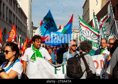 Triest, Italien - 03. September 2022: Demonstranten mit Fahnen der Vereinigten italienischen Gewerkschaften während der Demonstration gegen die Entlassungen von Arbeitern aus der Stockfoto