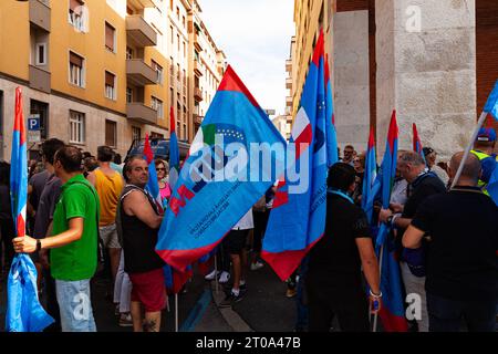 Triest, Italien - 03. September 2022: Demonstranten mit Fahnen der italienischen Gewerkschaft UIL und UILM während der Demonstration gegen die Entlassungen von Arbeitnehmern Stockfoto