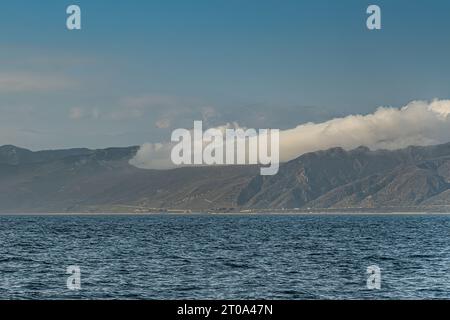 Ventura, CA, USA - 14. September 2023: Kalifornische Küste nördlich von Ventura mit 101 Autobahnen voller Autos und Lastwagen unter blauer Wolkenlandschaft. Stockfoto