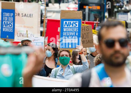 Bristol - NHS-Mitarbeiter und Mitglieder der Öffentlichkeit nehmen an einem Protest für NHS Patientensicherheit, Pay Justice und ein Ende der Privatisierung protestmarsch Teil. Stockfoto