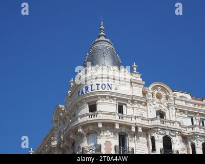 Bild vom Carlton Hotel in Cannes an einem hellen Sommertag. Stockfoto