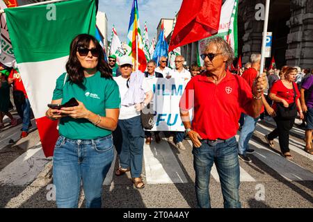 Triest, Italien - 03. September 2022: Demonstranten mit Fahnen der italienischen Gewerkschaft UIL und UILM während der Demonstration gegen die Entlassungen von Arbeitnehmern Stockfoto