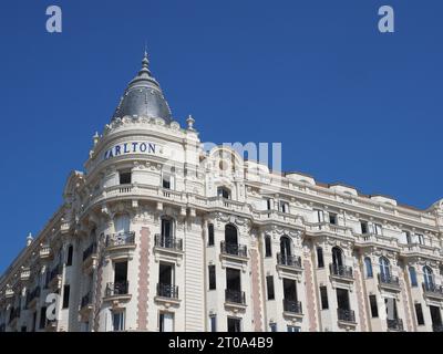Bild vom Carlton Hotel in Cannes an einem hellen Sommertag. Stockfoto