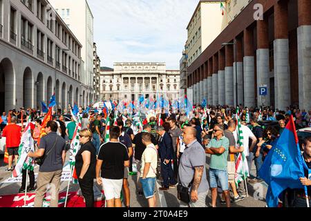 Triest, Italien - 03. September 2022: Demonstranten mit Fahnen der Vereinigten italienischen Gewerkschaften während der Demonstration gegen die Entlassungen von Arbeitern aus der Stockfoto