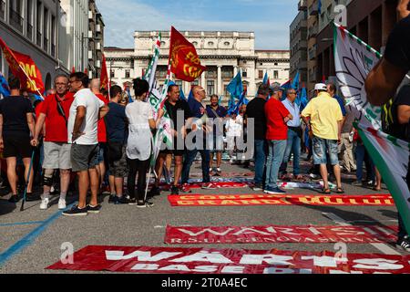 Triest, Italien - 03. September 2022: Demonstranten mit Fahnen der Vereinigten italienischen Gewerkschaften während der Demonstration gegen die Entlassungen von Arbeitern aus der Stockfoto