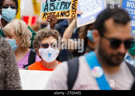 Bristol - NHS-Mitarbeiter und Mitglieder der Öffentlichkeit nehmen an einem Protest für NHS Patientensicherheit, Pay Justice und ein Ende der Privatisierung protestmarsch Teil. Stockfoto