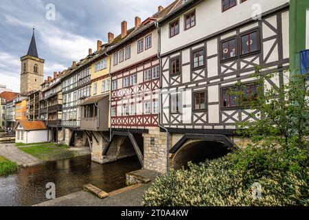 Händlerbrücke, Kraemerbrücke in Erfurt, Deutschland. Es wurde 1325 erbaut. Die einzige Brücke nördlich der Alpen, die komplett mit Häusern überbaut ist Stockfoto