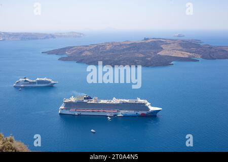 Große Fähre, die über die Bucht in Santorin segelt Stockfoto