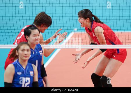 Huzhou, chinesische Provinz Zhejiang. Oktober 2023. Spieler (rot) aus Japan feiern während des Women's Classification Pool F of Volleyball zwischen Japan und Thailand bei den 19. Asienspielen in Huzhou, ostchinesischer Provinz Zhejiang, 5. Oktober 2023. Quelle: Zhang Tao/Xinhua/Alamy Live News Stockfoto