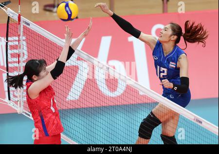 Huzhou, chinesische Provinz Zhejiang. Oktober 2023. Hattaya Bamrungsuk (R) aus Thailand spitzt den Ball während des Women's Classification Pool F von Volleyball zwischen Japan und Thailand bei den 19. Asienspielen in Huzhou, ostchinesische Provinz Zhejiang, 5. Oktober 2023. Quelle: Zhang Tao/Xinhua/Alamy Live News Stockfoto