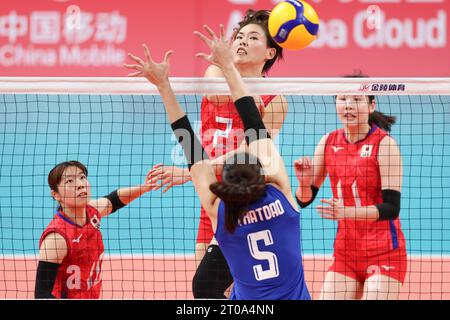 Huzhou, chinesische Provinz Zhejiang. Oktober 2023. Haruyo Shimamura (TOP) aus Japan spitzt den Ball während des Women's Classification Pool F von Volleyball zwischen Japan und Thailand bei den 19. Asienspielen in Huzhou, ostchinesischer Provinz Zhejiang, 5. Oktober 2023. Quelle: Zhang Tao/Xinhua/Alamy Live News Stockfoto