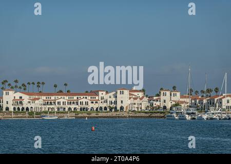 Ventura, CA, USA - 14. September 2023: Modernes weißes Wohngebäude mit rotem Dach am Schooner Drive auf der Ostseite des Hafens. Blu Stockfoto