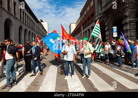 Triest, Italien - 03. September 2022: Demonstranten mit Fahnen der italienischen Gewerkschaft UIL und UILM während der Demonstration gegen die Entlassungen von Arbeitnehmern Stockfoto