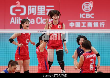 Huzhou, chinesische Provinz Zhejiang. Oktober 2023. Players of Japan feiert das Scoring während des Women's Classification Pool F of Volleyball zwischen Japan und Thailand bei den 19. Asienspielen in Huzhou, ostchinesische Provinz Zhejiang, 5. Oktober 2023. Quelle: Zhang Tao/Xinhua/Alamy Live News Stockfoto