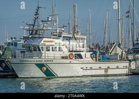 Ventura, CA, USA - 14. September 2023: Nahaufnahme des National Park Service-Boots unter blauem Himmel im Hafen Stockfoto