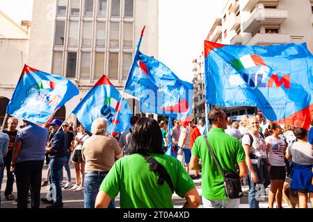 Triest, Italien - 03. September 2022: Demonstranten mit Fahnen der italienischen Gewerkschaft UIL und UILM während der Demonstration gegen die Entlassungen von Arbeitnehmern Stockfoto