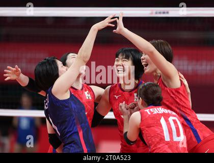 Huzhou, chinesische Provinz Zhejiang. Oktober 2023. Players of Japan feiern während des Women's Classification Pool F of Volleyball zwischen Japan und Thailand bei den 19. Asienspielen in Huzhou, ostchinesische Provinz Zhejiang, 5. Oktober 2023. Quelle: Zhang Tao/Xinhua/Alamy Live News Stockfoto