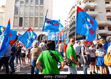 Triest, Italien - 03. September 2022: Demonstranten mit Fahnen der italienischen Gewerkschaft UIL und UILM während der Demonstration gegen die Entlassungen von Arbeitnehmern Stockfoto