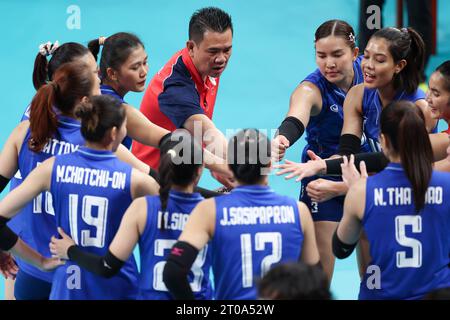 Huzhou, chinesische Provinz Zhejiang. Oktober 2023. Das Team Thailand jubelt sich vor dem Women's Classification Pool F von Volleyball zwischen Japan und Thailand bei den 19. Asienspielen in Huzhou, ostchinesischer Provinz Zhejiang, 5. Oktober 2023. Quelle: Zhang Tao/Xinhua/Alamy Live News Stockfoto