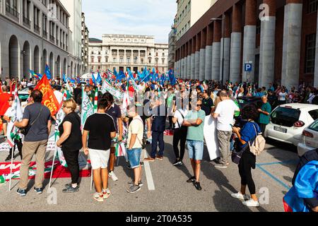 Triest, Italien - 03. September 2022: Demonstranten mit Fahnen der Vereinigten italienischen Gewerkschaften während der Demonstration gegen die Entlassungen von Arbeitern aus der Stockfoto