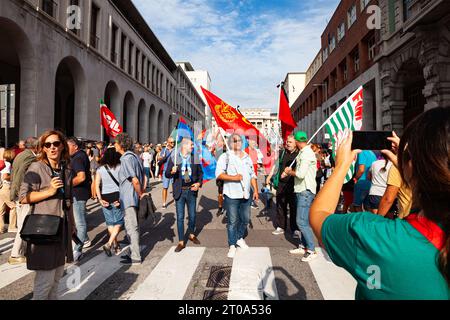 Triest, Italien - 03. September 2022: Demonstranten mit Fahnen der Vereinigten italienischen Gewerkschaften während der Demonstration gegen die Entlassungen von Arbeitern aus der Stockfoto